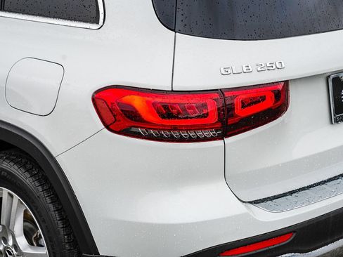 Used 2021 Mercedes-Benz GLB 250 4MATIC image 11