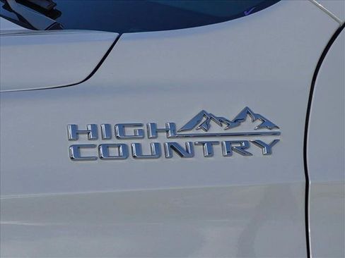 Used 2026 Chevrolet Suburban High Country RWD image 23