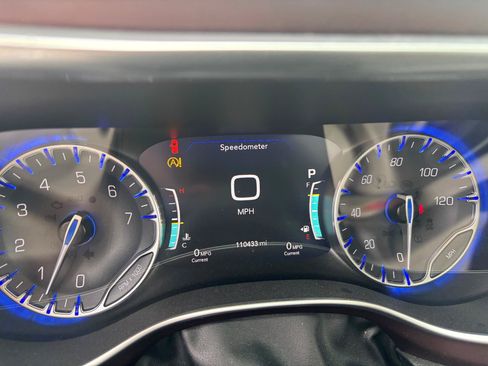 Used 2019 Chrysler Pacifica Limited w/ Advanced Safetytec Group FWD image 11