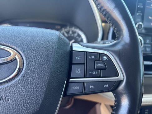 Used 2022 Toyota Highlander XLE AWD/4WD image 24
