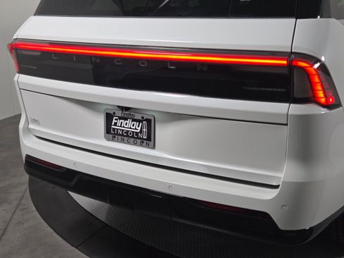 New 2026 Lincoln Navigator L Premier AWD/4WD image 5
