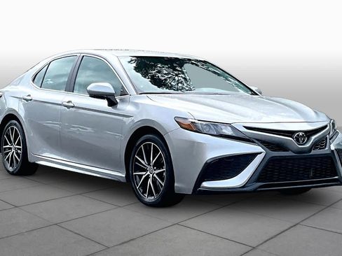 Used 2024 Toyota Camry SE FWD image 3