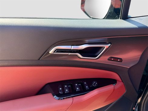 Used 2025 Kia Sportage SX image 9