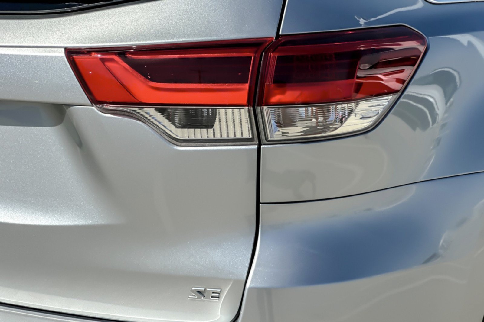 Certified 2018 Toyota Highlander SE w/ Protection Package #1 FWD image 28