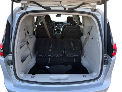 Used 2024 Chrysler Pacifica Touring-L image 17