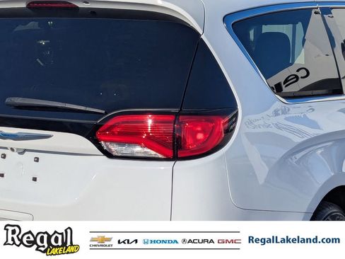 Used 2020 Chrysler Pacifica Limited w/ Advanced Safetytec Group image 7