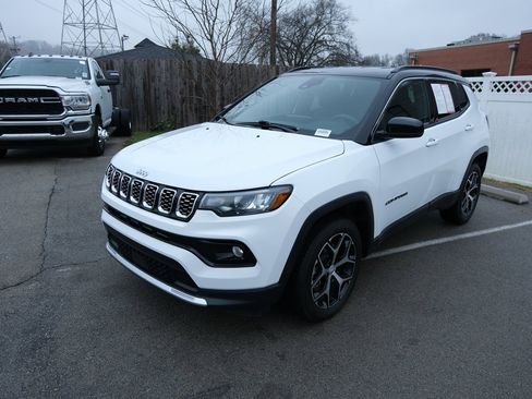 Used 2024 Jeep Compass Limited image 11