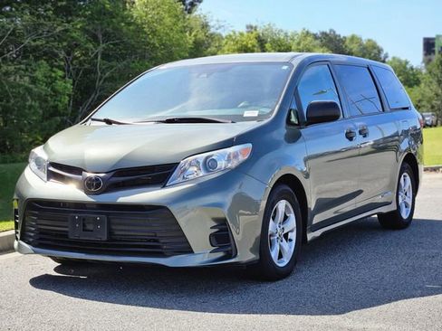 Used 2020 Toyota Sienna L image 8