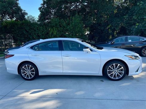 Certified 2020 Lexus ES 300h w/ Premium Package image 8