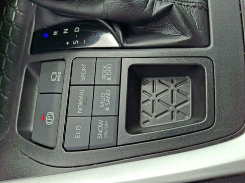 Used 2021 Toyota RAV4 XLE AWD/4WD image 24