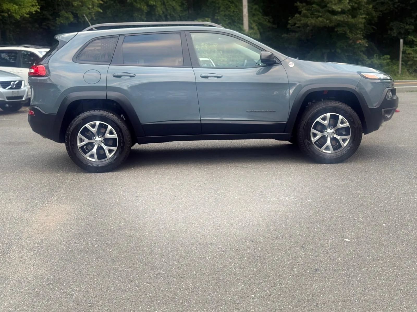 Used 2014 Jeep Cherokee Trailhawk w/ Comfort/Convenience Group AWD/4WD image 8