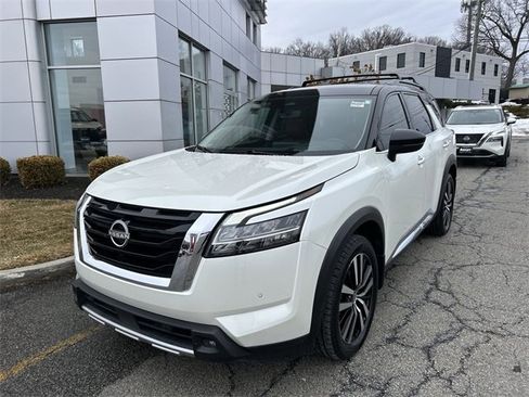 Used 2023 Nissan Pathfinder Platinum image 4