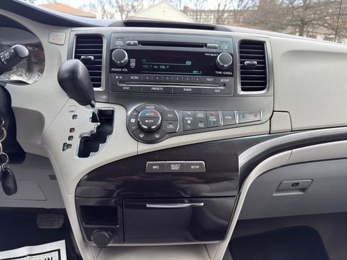Used 2014 Toyota Sienna LE image 32