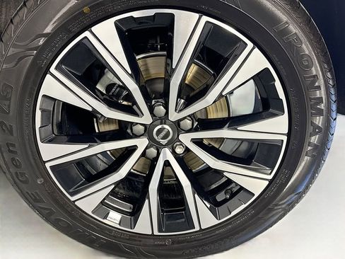 Used 2023 Volvo XC60 B5 Plus image 31