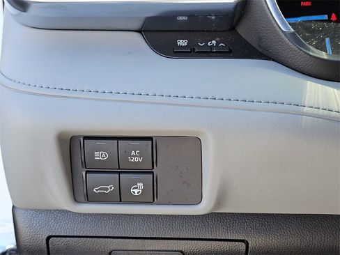 Used 2021 Toyota Highlander Limited image 25
