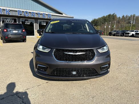 Used 2023 Chrysler Pacifica Touring-L FWD image 8