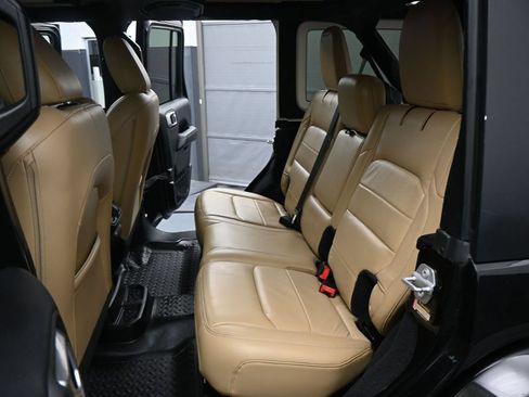 Used 2018 Jeep Wrangler Unlimited Sahara AWD/4WD image 3