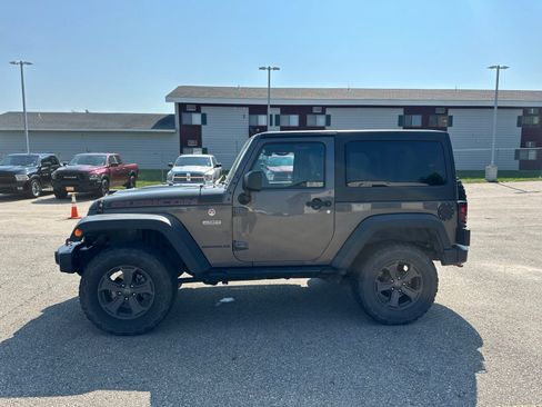 Used 2017 Jeep Wrangler Rubicon AWD/4WD image 4