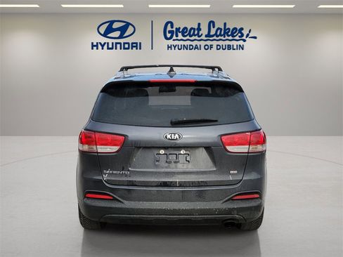 Used 2017 Kia Sorento LX w/ LX Convenience Package image 4