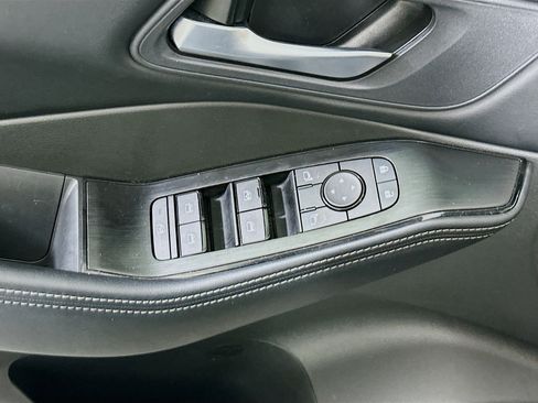 Used 2025 Nissan Rogue SV image 15