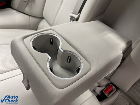 Used 2025 Genesis G70 2.5T image 24