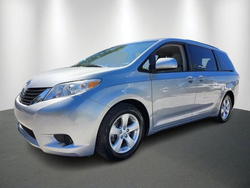 Used 2014 Toyota Sienna LE image 3