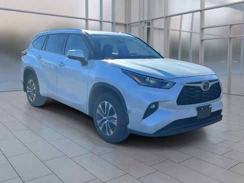 Used 2022 Toyota Highlander XLE image 1