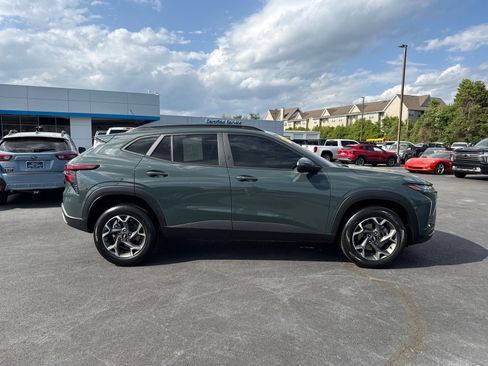 Used 2025 Chevrolet Trax LT w/ Driver Confidence Package FWD image 2
