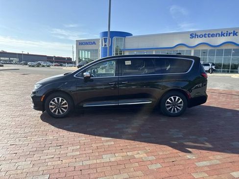 Used 2023 Chrysler Pacifica Limited image 3