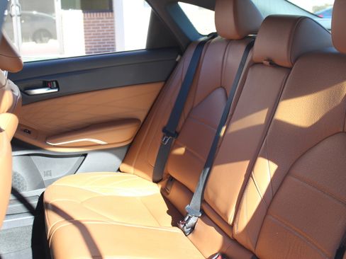 Used 2020 Toyota Avalon Limited image 29