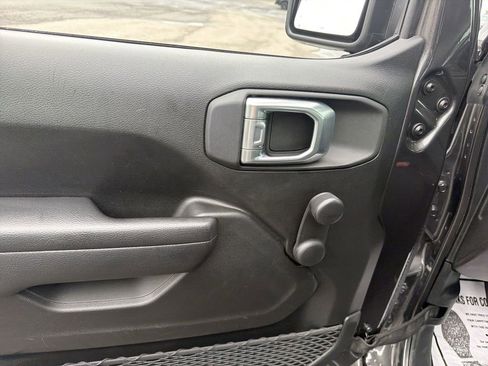 Used 2024 Jeep Gladiator Sport AWD/4WD image 16
