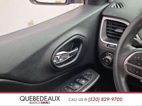 Used 2019 Jeep Cherokee Latitude w/ Popular Appearance Group FWD image 12