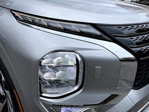 Used 2023 Mitsubishi Outlander SE image 28