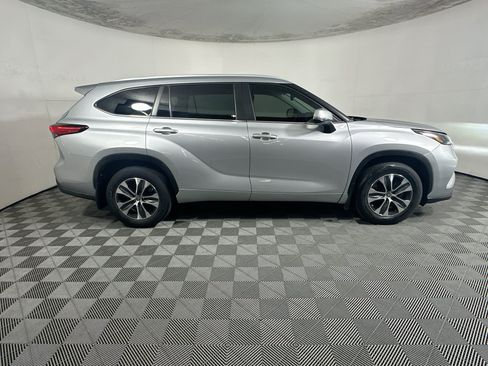 Used 2023 Toyota Highlander XLE FWD image 2