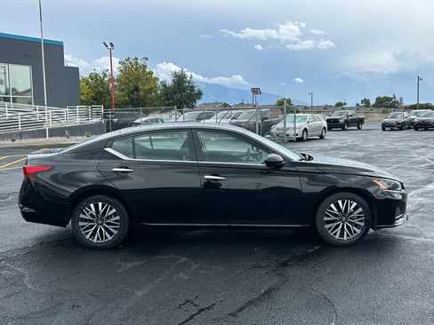 Used 2025 Nissan Altima 2.5 SV FWD image 2