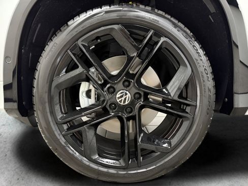 New 2025 Volkswagen Tiguan SE R-Line image 23