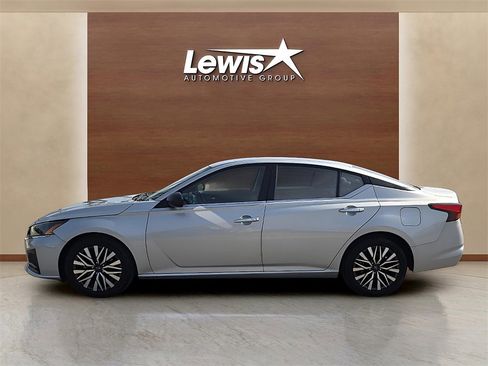 Used 2024 Nissan Altima 2.5 SV image 2