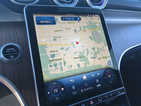 Used 2025 Mercedes-Benz GLC 300 4MATIC image 14