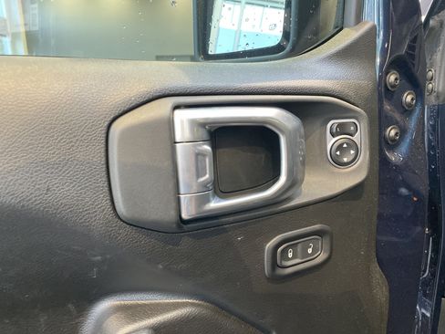 Used 2025 Jeep Gladiator Sport AWD/4WD image 15