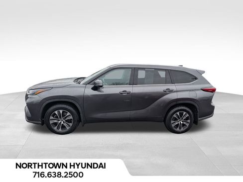 Used 2022 Toyota Highlander XLE image 2