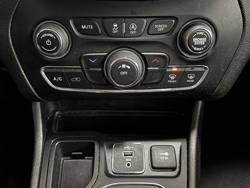 Used 2019 Jeep Cherokee Latitude w/ Popular Appearance Group image 15