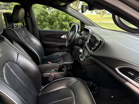 Used 2018 Chrysler Pacifica Limited w/ Advanced Safetytec Group FWD image 40
