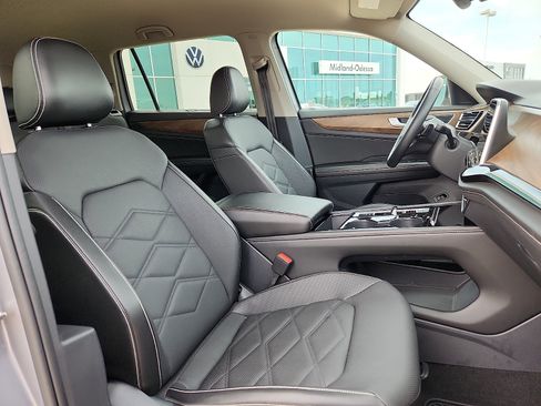 Used 2025 Volkswagen Atlas SE FWD image 15