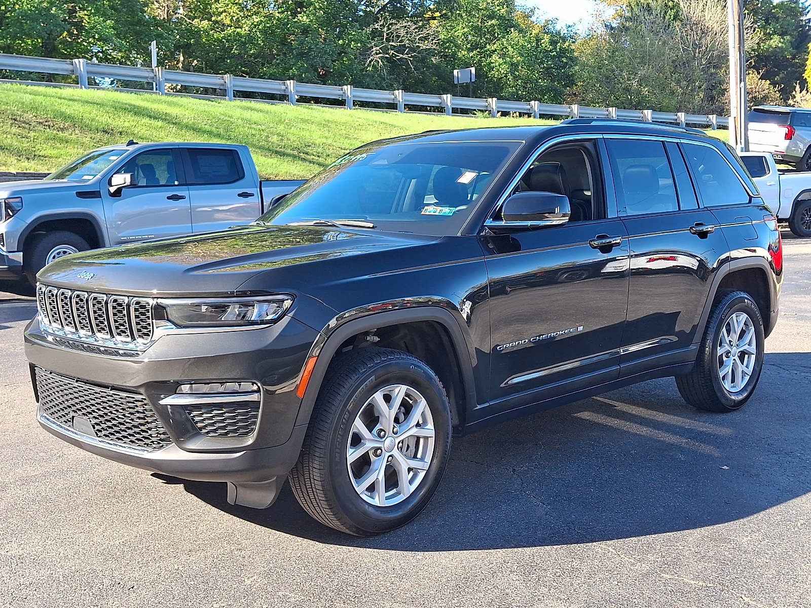 Used 2024 Jeep Grand Cherokee Limited AWD/4WD image 3