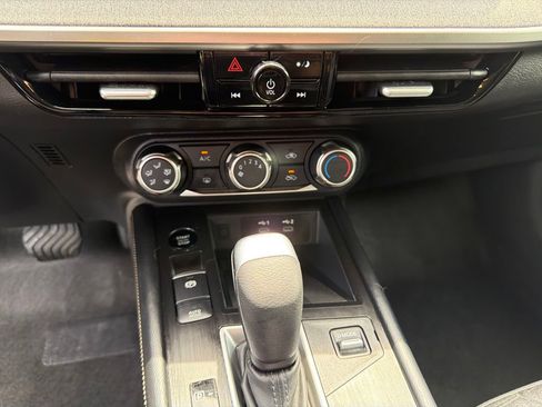 Used 2025 Nissan Kicks SV AWD/4WD image 22