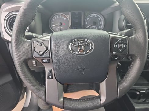 Used 2017 Toyota Tacoma TRD Sport w/ Premium & Technology Package AWD/4WD image 15