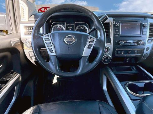 Used 2018 Nissan Titan SL image 5