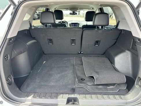 Used 2024 GMC Terrain SLT w/ Tech Package FWD image 11