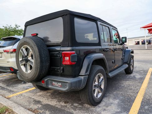 Used 2019 Jeep Wrangler Unlimited Sahara AWD/4WD image 8