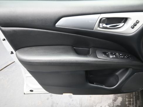 Used 2020 Nissan Pathfinder SL image 14